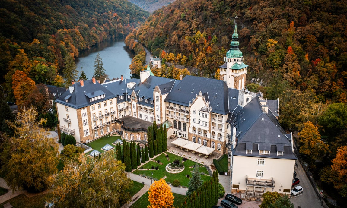 ÚJDONSÁG! MÁTYÁS KIRÁLY EREKLYÉINEK NYOMÁBAN - Hotel Palota